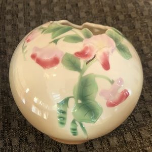 Franz Porcelain sweet pea rose bowl. Excellent. No issues. Approx 5.5” wide.